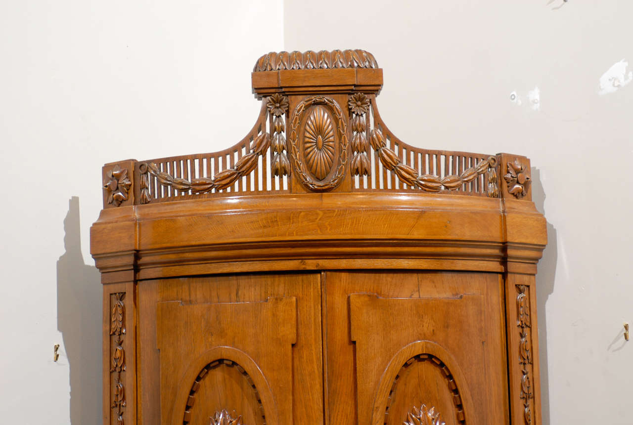 Russian Empire Oak 19th Century Convex Corner Cabinet with Carved Pediment For Sale 7