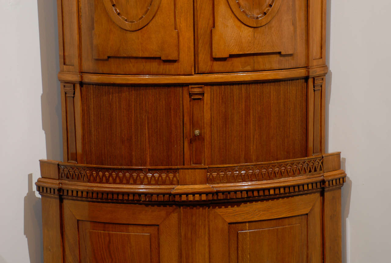 Russian Empire Oak 19th Century Convex Corner Cabinet with Carved Pediment In Good Condition For Sale In Atlanta, GA