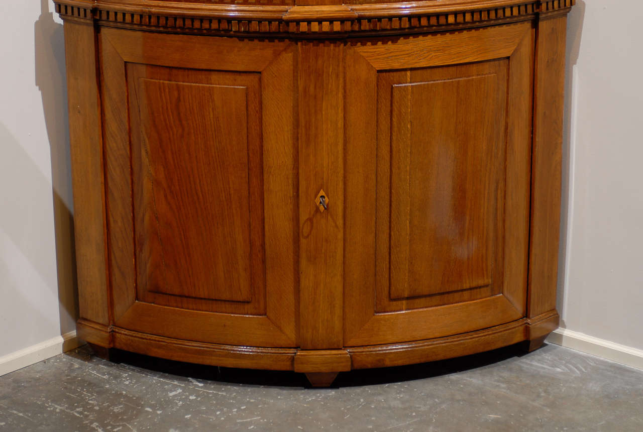 Russian Empire Oak 19th Century Convex Corner Cabinet with Carved Pediment For Sale 1