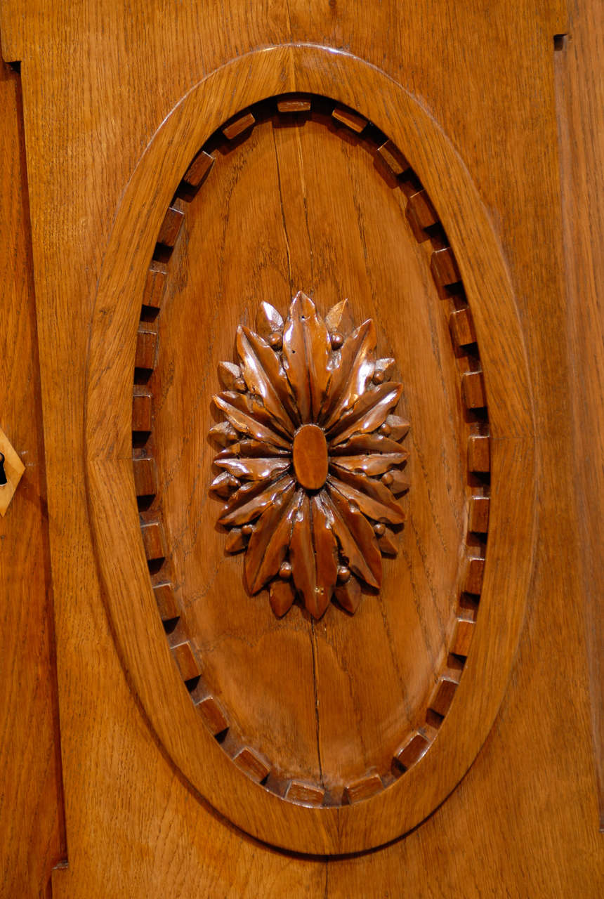 Russian Empire Oak 19th Century Convex Corner Cabinet with Carved Pediment For Sale 2