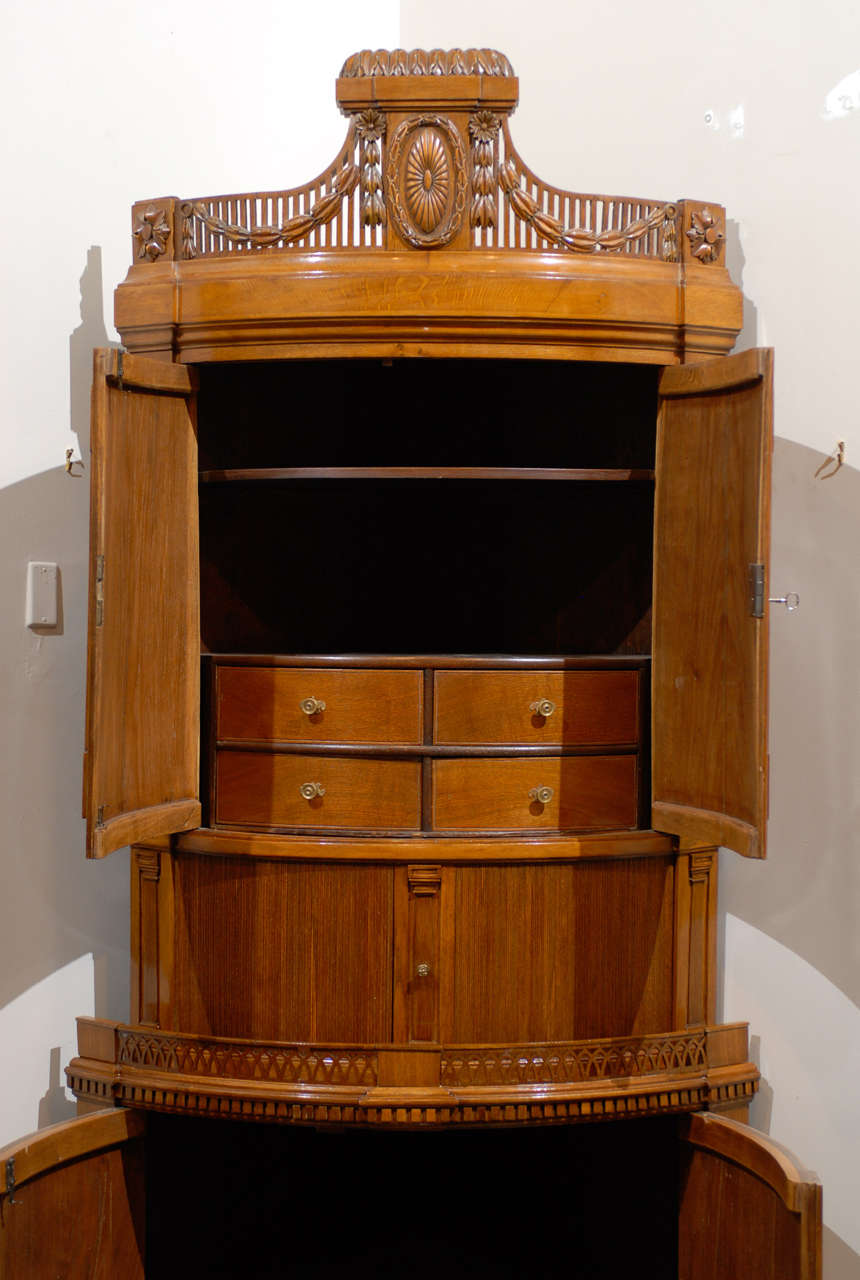 Russian Empire Oak 19th Century Convex Corner Cabinet with Carved Pediment For Sale 3