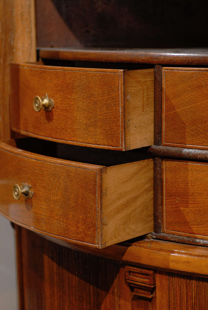 Russian Empire Oak 19th Century Convex Corner Cabinet with Carved Pediment For Sale 6