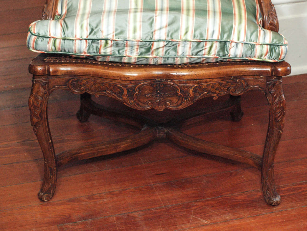 18th Century and Earlier Pair of French Walnut Regence Cane Armchairs For Sale