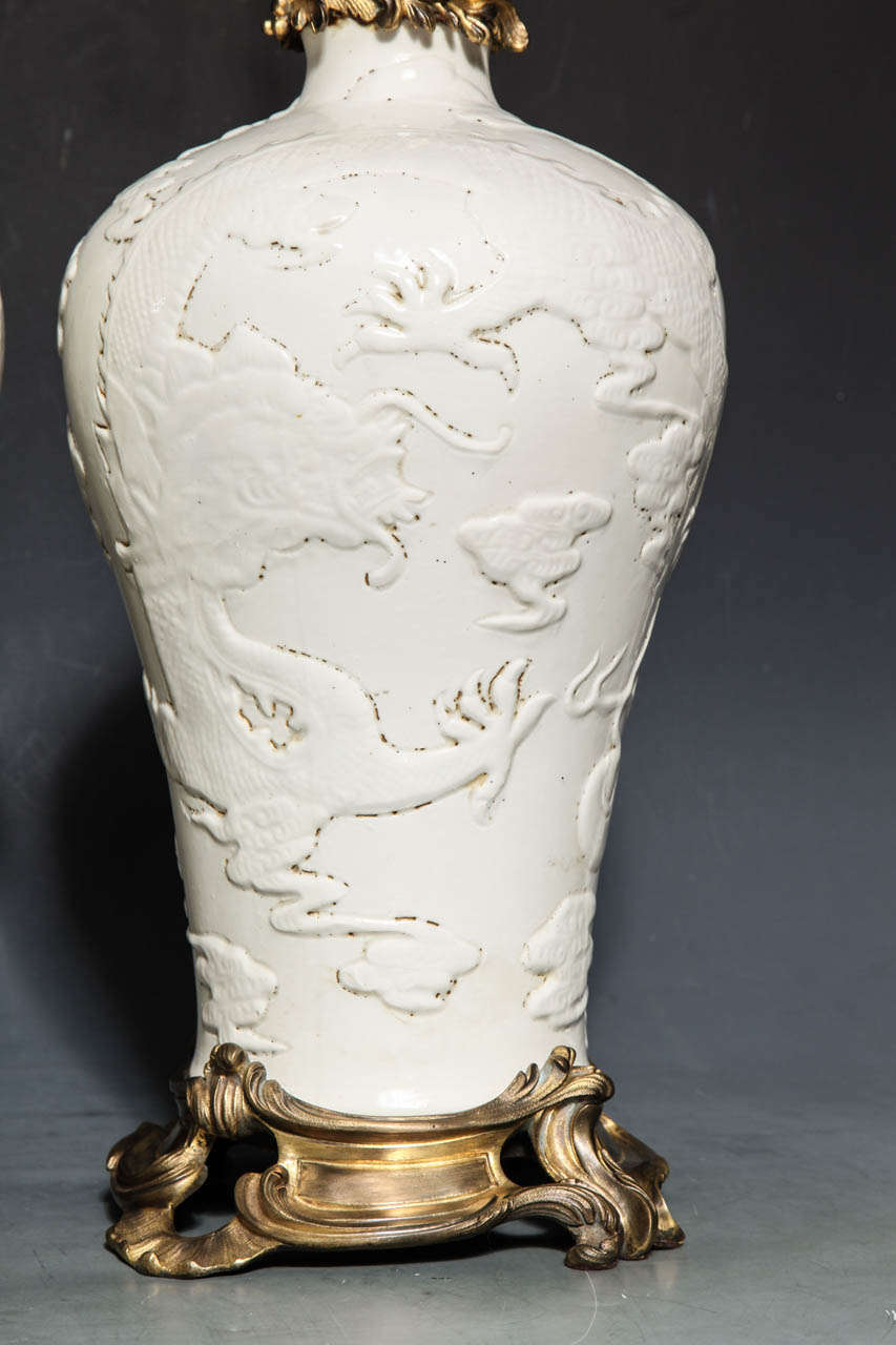 Paar chinesische Blanc de Chine, französische Tischlampen mit Goldbronze-Montierung im Stil Louis XV. im Zustand „Hervorragend“ im Angebot in New York, NY