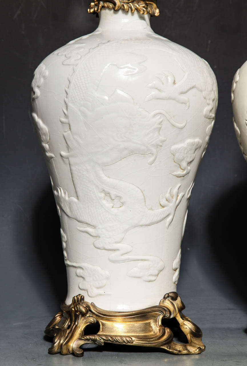 Paar chinesische Blanc de Chine, französische Tischlampen mit Goldbronze-Montierung im Stil Louis XV. (18. Jahrhundert und früher) im Angebot