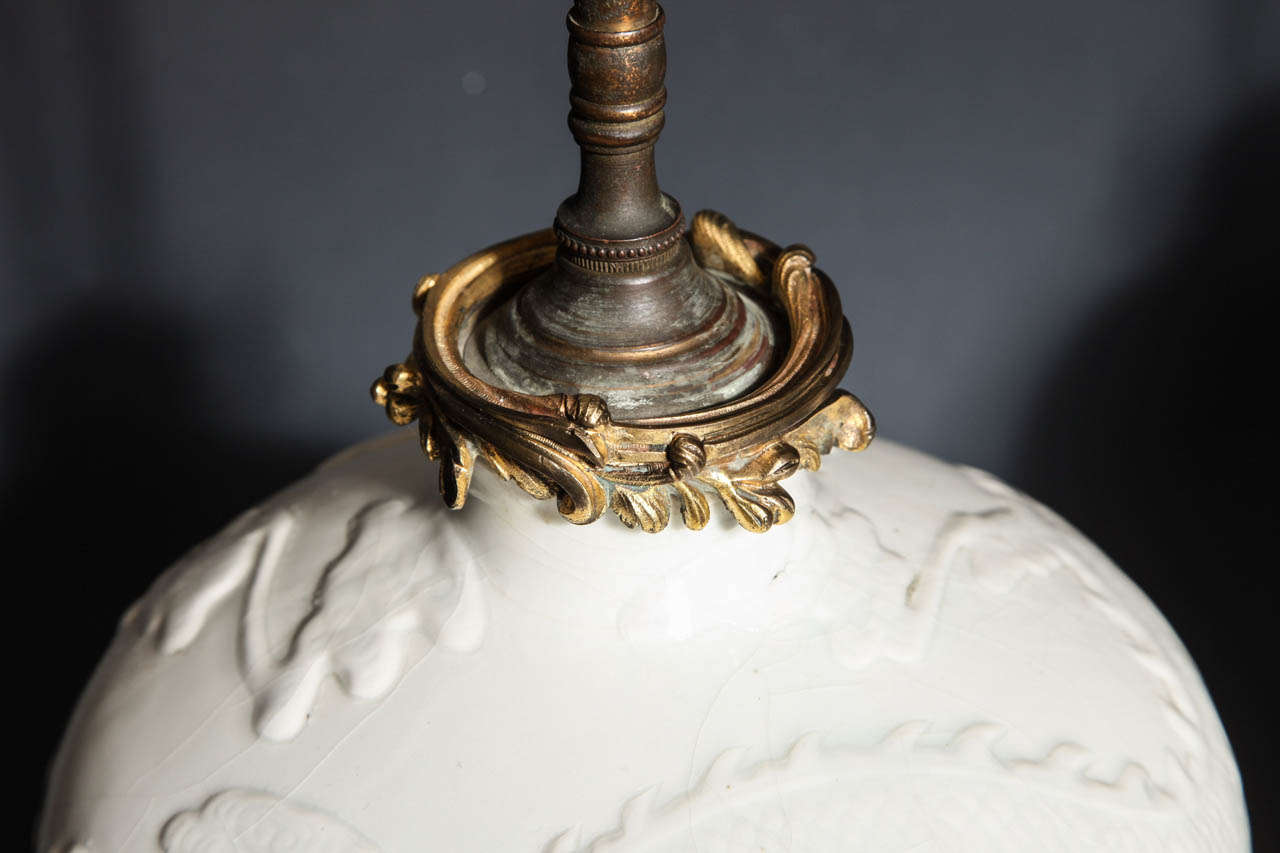 Paire de lampes de bureau chinoises Blanc de Chine, françaises Louis XV montées en bronze doré en vente 1