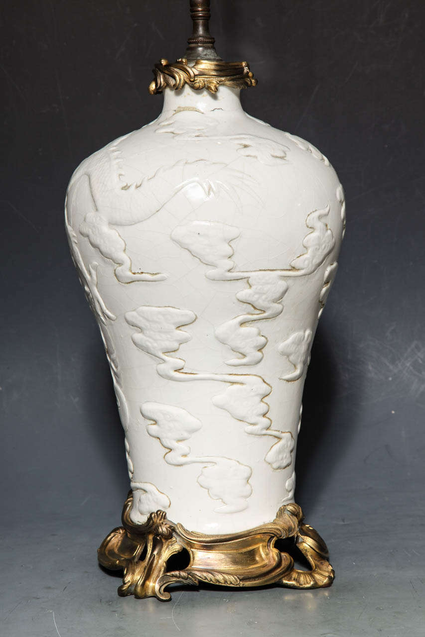 Paar chinesische Blanc de Chine, französische Tischlampen mit Goldbronze-Montierung im Stil Louis XV. im Angebot 4