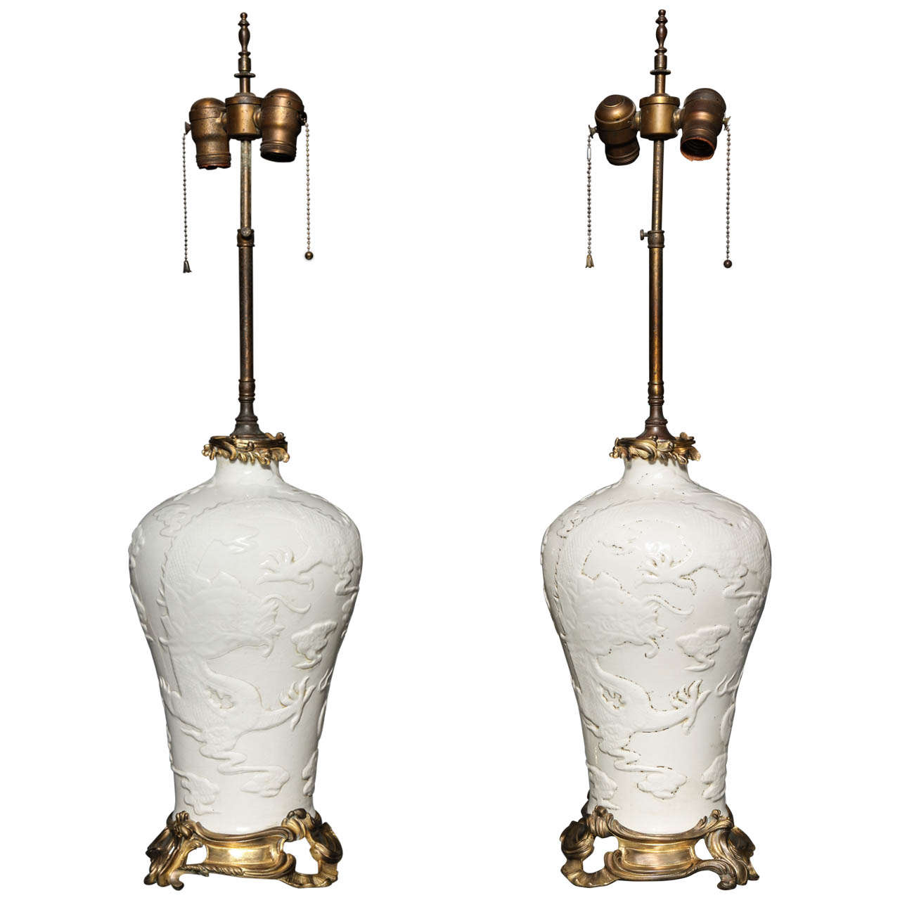 Paar chinesische Blanc de Chine, französische Tischlampen mit Goldbronze-Montierung im Stil Louis XV. im Angebot