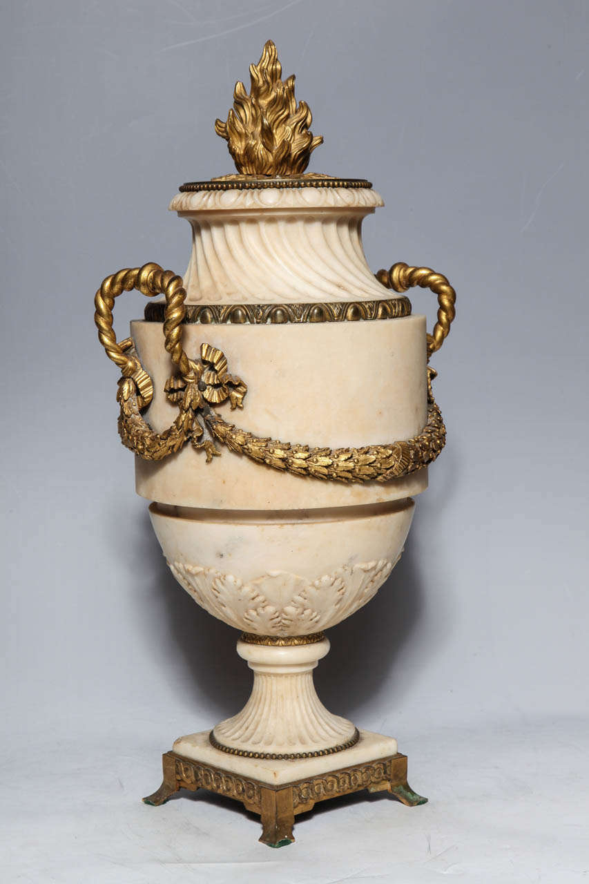 Antike römische neoklassische Periode italienischer Marmor und Ormolu montierte Urne