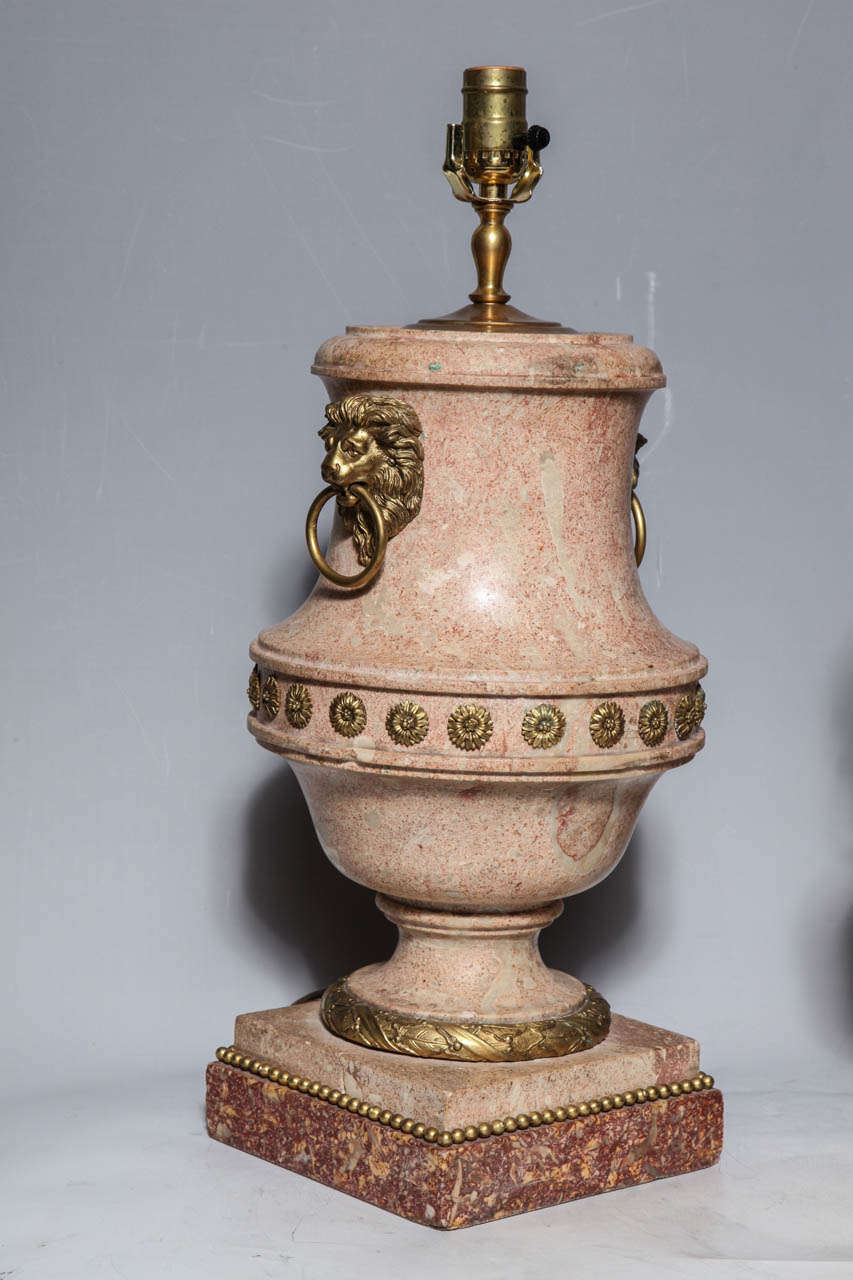 Paar hochwertige italienische Scagliola-Urnen mit Goldbronze-Beschlägen als Lampen (Zweites Kaiserreich) im Angebot