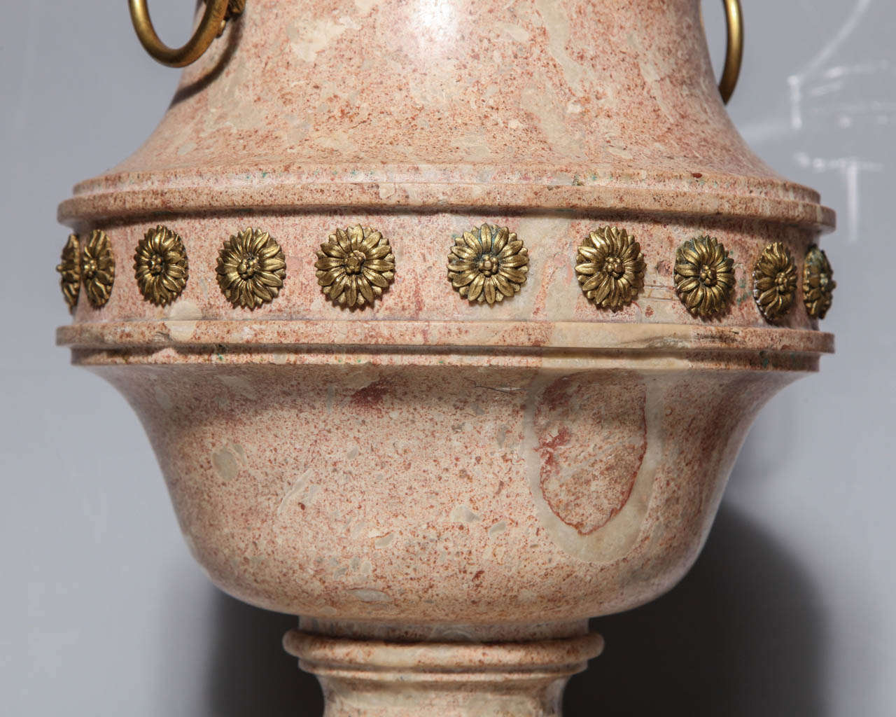 Paar hochwertige italienische Scagliola-Urnen mit Goldbronze-Beschlägen als Lampen (Italienisch) im Angebot