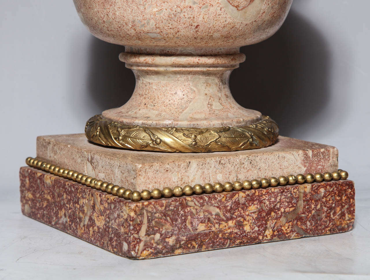 Paar hochwertige italienische Scagliola-Urnen mit Goldbronze-Beschlägen als Lampen im Zustand „Hervorragend“ im Angebot in New York, NY