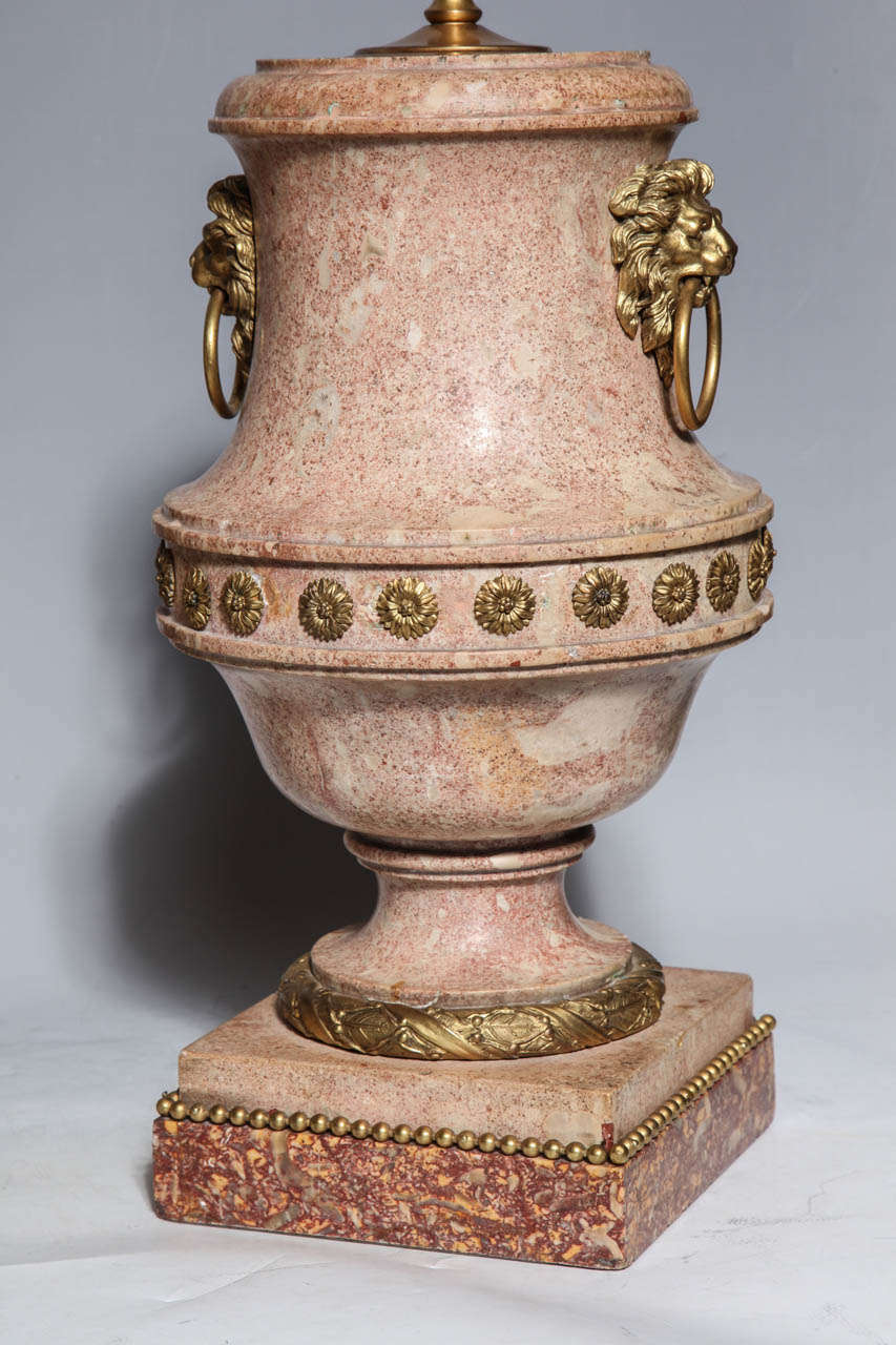 Paire d'urnes Scagliola italiennes de qualité supérieure avec montures en bronze doré comme lampes en vente 1