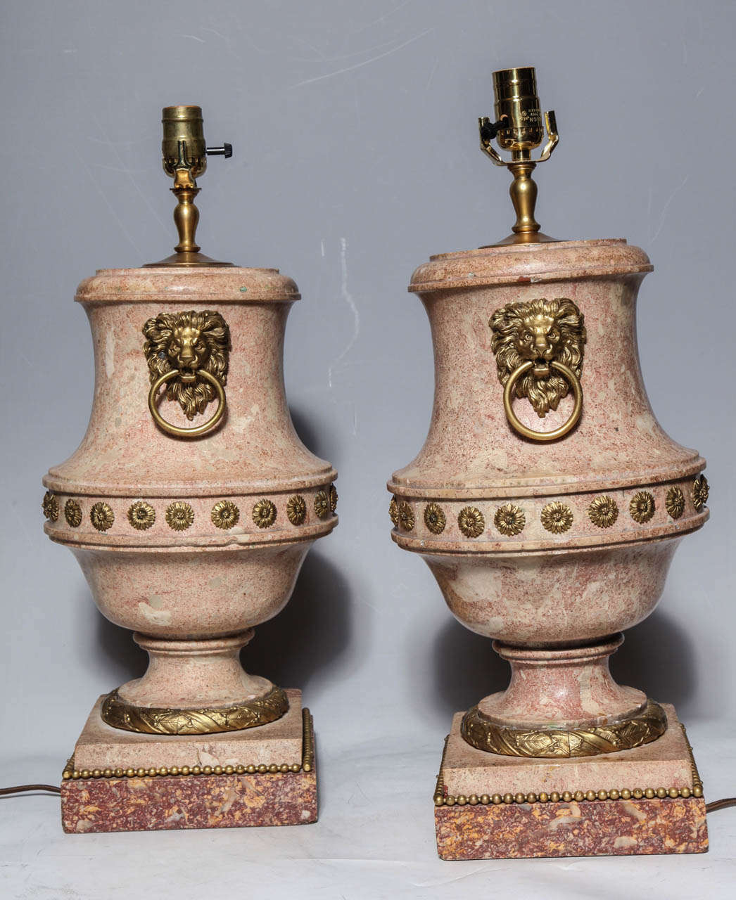 Paar hochwertige italienische Scagliola-Urnen mit Goldbronze-Beschlägen als Lampen (Stuckmarmor) im Angebot