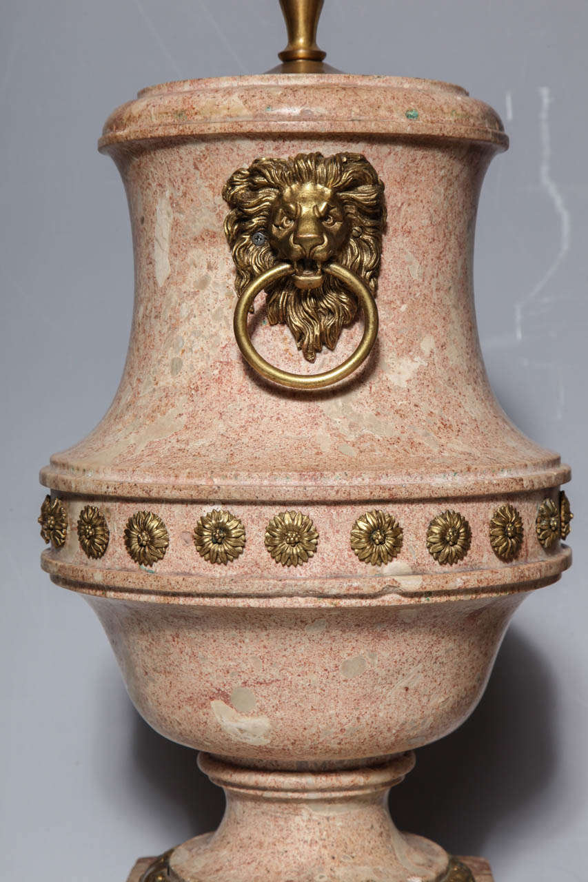 Paar hochwertige italienische Scagliola-Urnen mit Goldbronze-Beschlägen als Lampen im Angebot 1