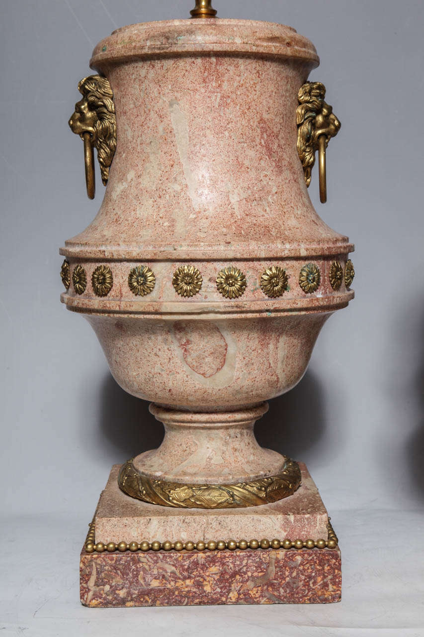 Paire d'urnes Scagliola italiennes de qualité supérieure avec montures en bronze doré comme lampes en vente 4
