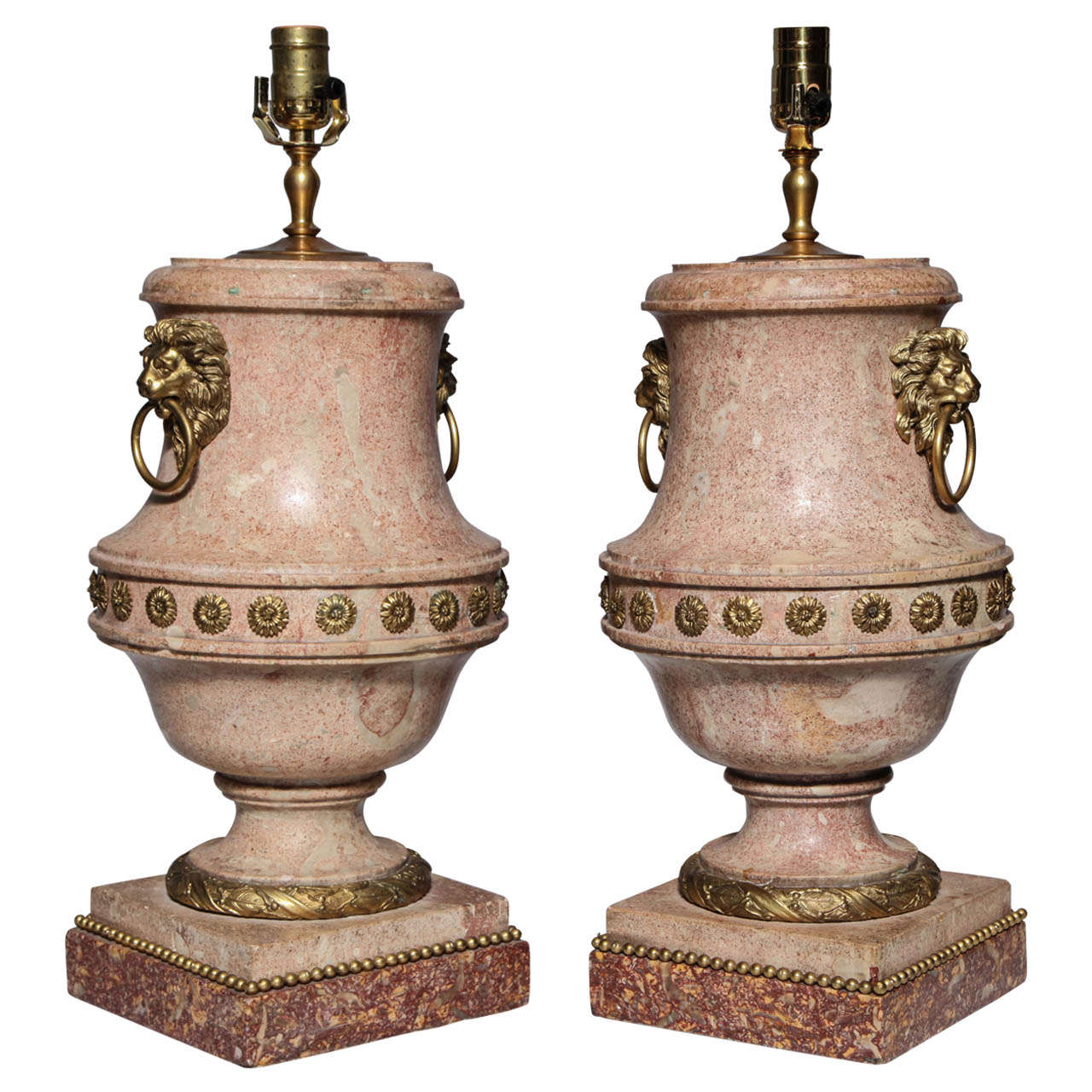 Paar hochwertige italienische Scagliola-Urnen mit Goldbronze-Beschlägen als Lampen im Angebot