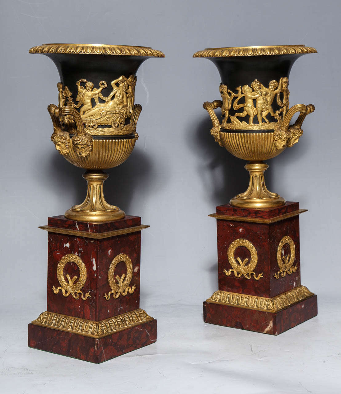 Paar neoklassizistische französische Vasen aus Doré-Bronze, patinierter Bronze und rotem Marmor (Empire) im Angebot