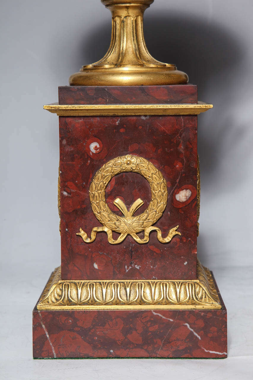 Paar neoklassizistische französische Vasen aus Doré-Bronze, patinierter Bronze und rotem Marmor (Französisch) im Angebot