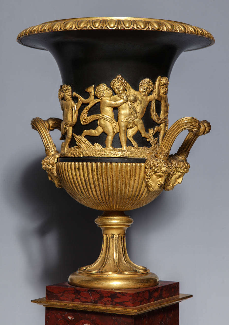 Paar neoklassizistische französische Vasen aus Doré-Bronze, patinierter Bronze und rotem Marmor im Zustand „Hervorragend“ im Angebot in New York, NY