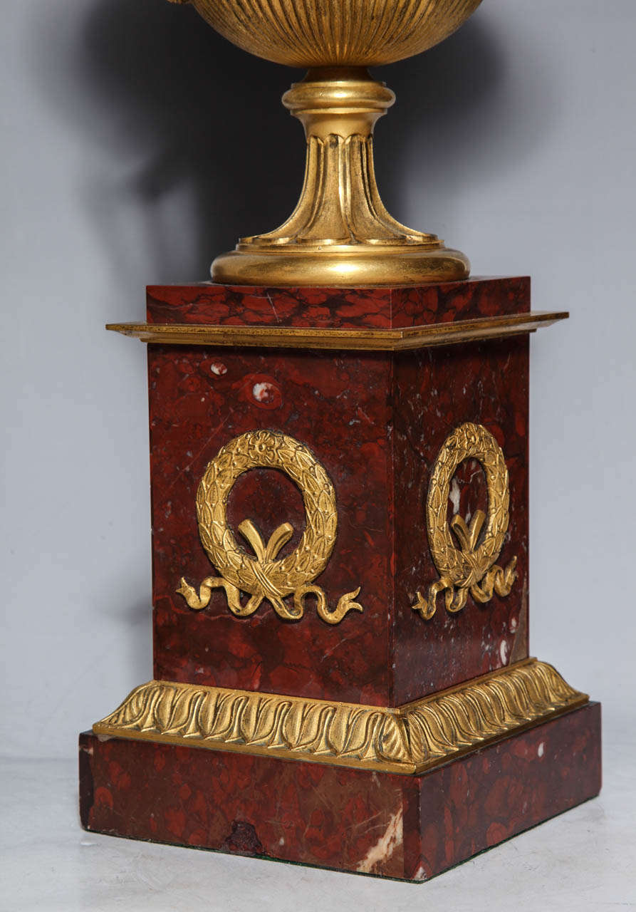Paar neoklassizistische französische Vasen aus Doré-Bronze, patinierter Bronze und rotem Marmor (19. Jahrhundert) im Angebot
