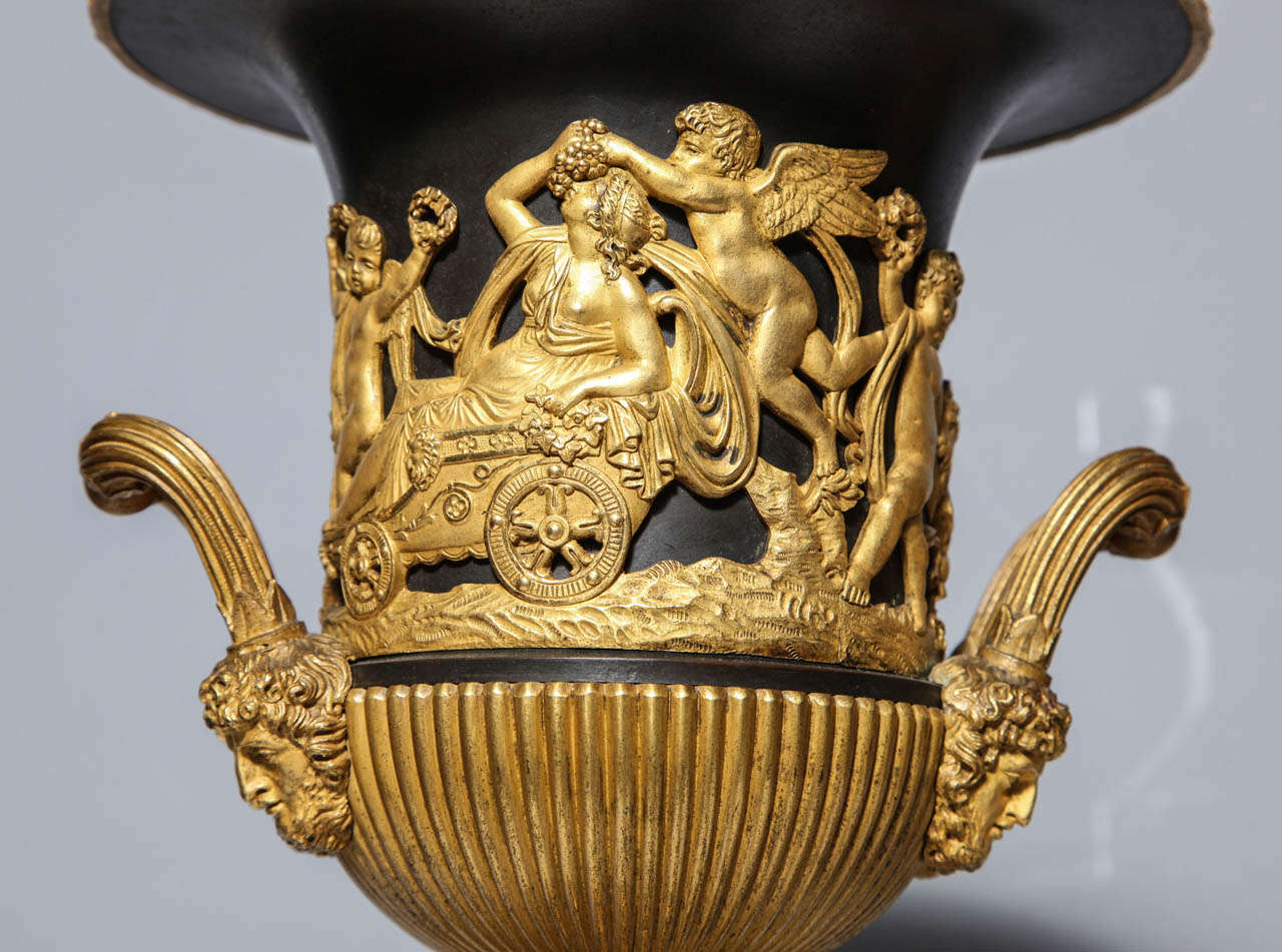 Paar neoklassizistische französische Vasen aus Doré-Bronze, patinierter Bronze und rotem Marmor im Angebot 1
