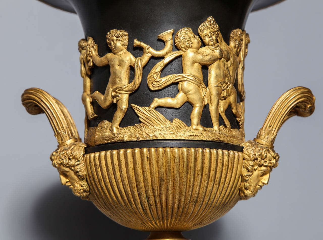 Paar neoklassizistische französische Vasen aus Doré-Bronze, patinierter Bronze und rotem Marmor im Angebot 2