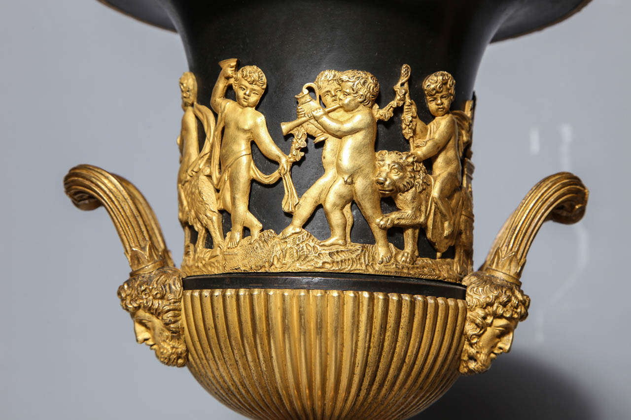 Paar neoklassizistische französische Vasen aus Doré-Bronze, patinierter Bronze und rotem Marmor im Angebot 3