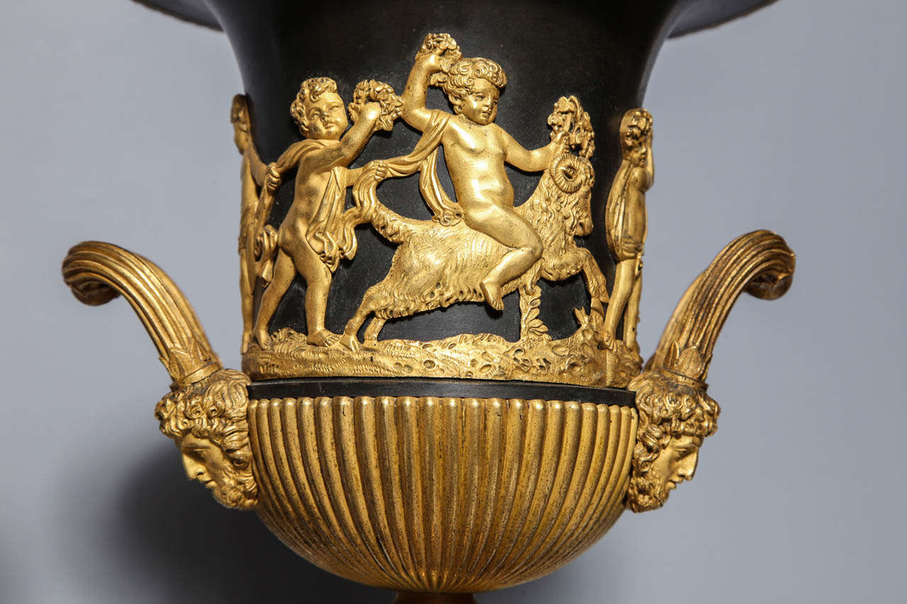 Paar neoklassizistische französische Vasen aus Doré-Bronze, patinierter Bronze und rotem Marmor im Angebot 4
