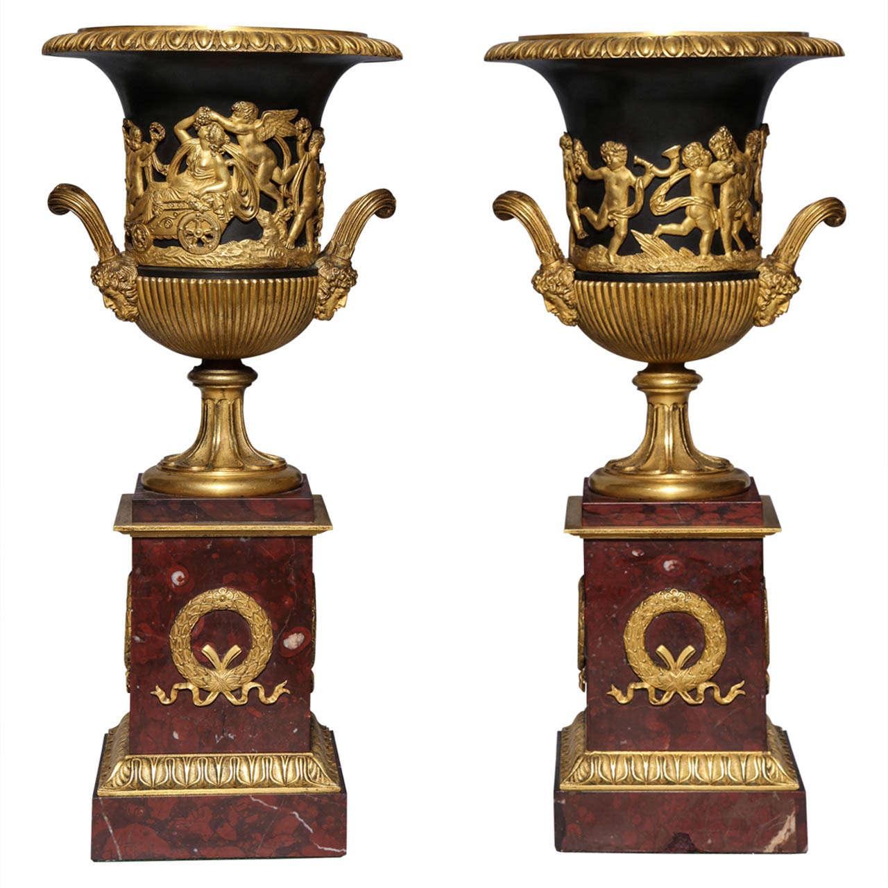 Paar neoklassizistische französische Vasen aus Doré-Bronze, patinierter Bronze und rotem Marmor im Angebot