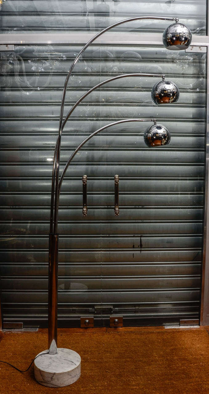 This is a three steel arms floor lamp, settled on a round white marble foot made in the 1980s in Italy. Each arm is independent, and can do a 360° turn. New electrification.