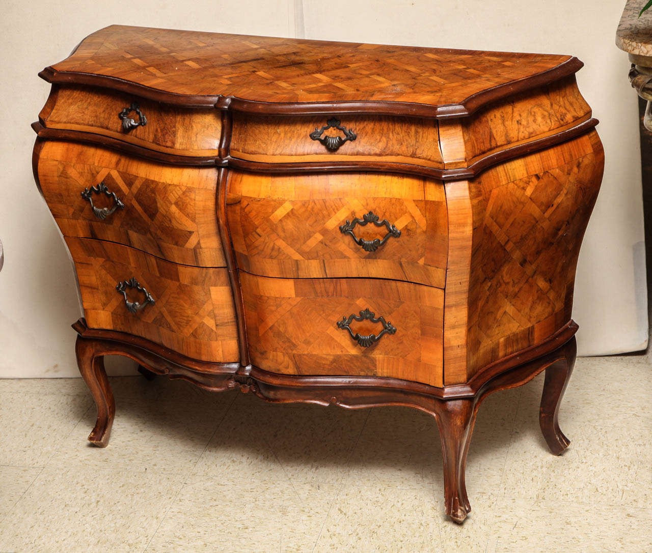 Pair of Italian parquetry inlaid bombay form chest of drawer side commodes