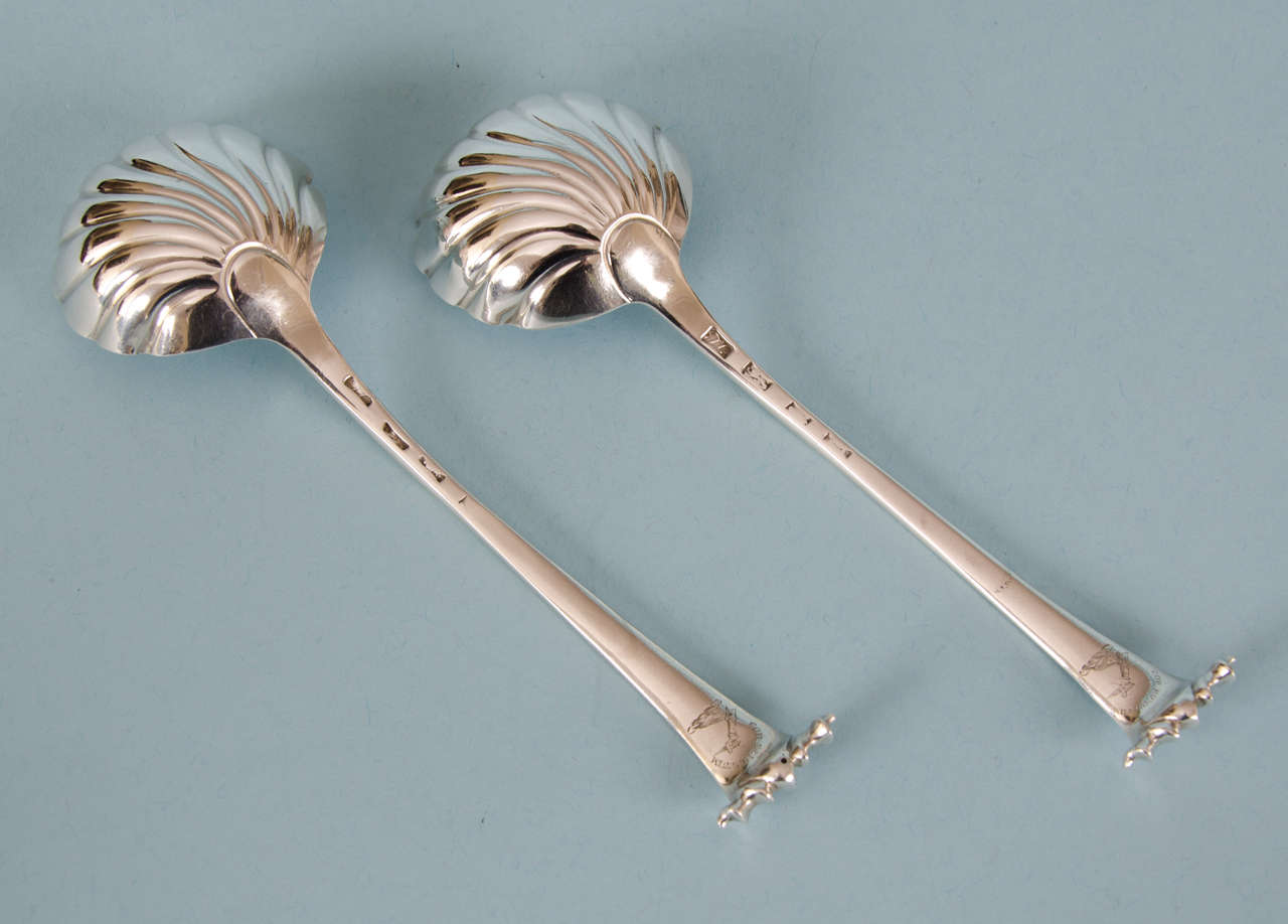 Pair of George III Sterling Silver Onslow Sauce Ladles by John Lampfert In Excellent Condition In London, GB