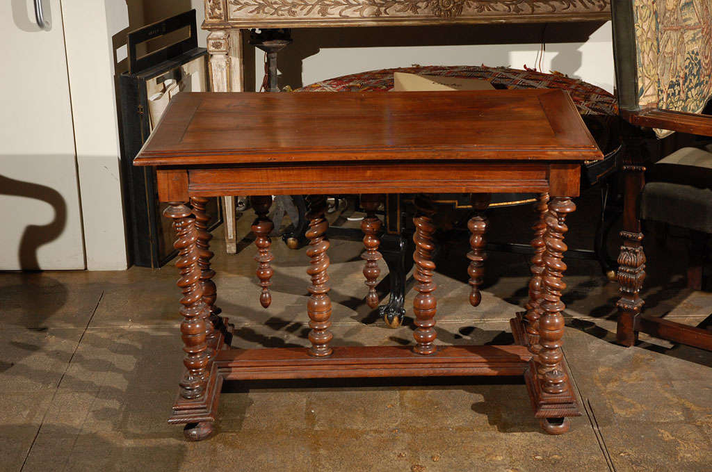 Table ancienne à pieds tournés Louis XIV