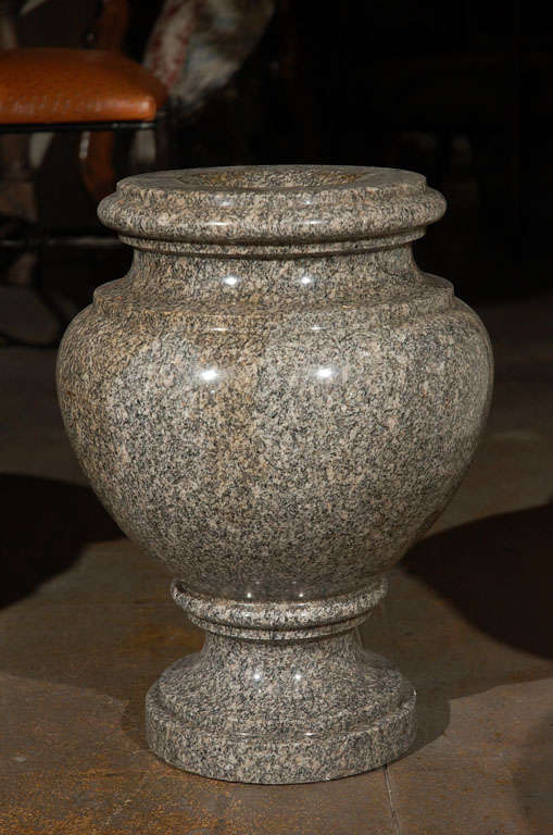 English Granite Urn, circa 1830 In Good Condition For Sale In Los Angeles, CA