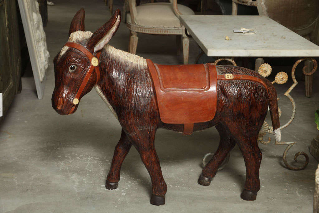 Ein bemalter Esel aus Keramik aus der Normandie in Frankreich.