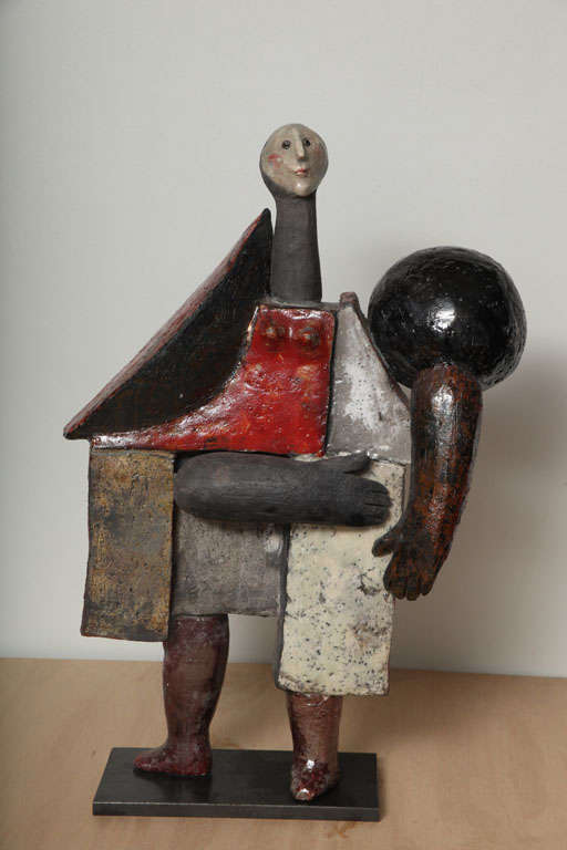 Bien qu'elle soit de taille modeste, cette étonnante figure de Roger Capron a un aspect monumental.