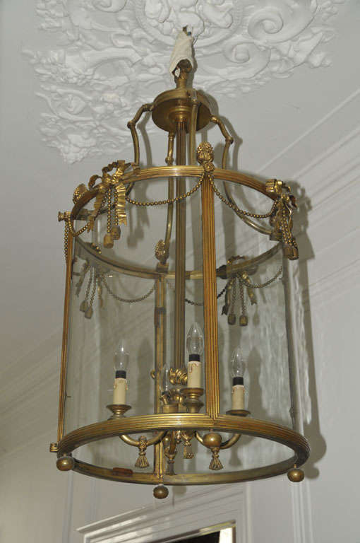 A 19th c. French Neoclassical gilt bronze electrified cylindrical hall lantern In Good Condition In Baambrugge, NL
