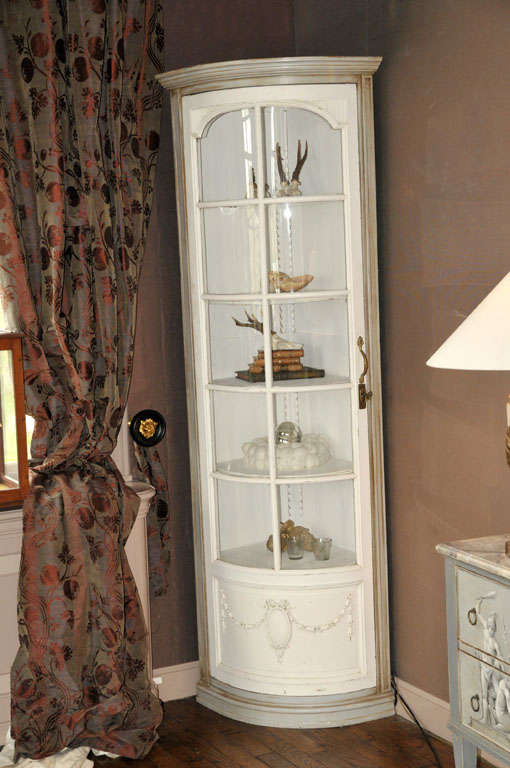 19th Century A pair of 19th century French Louis Philippe corner cupboards