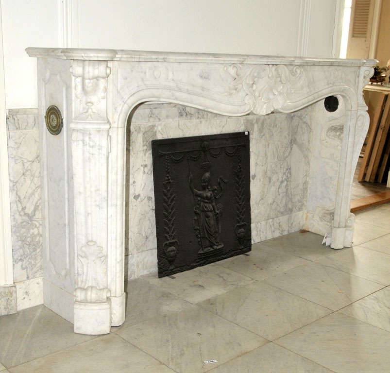 An early 19th century French Rococo Carrara marble fireplace / mantel piece In Good Condition In Baambrugge, NL