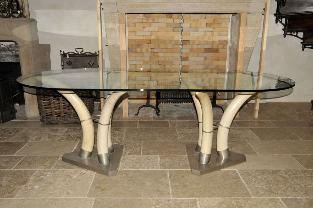 A 1960's French nickeled brass and resin elephant tusk dining room table In Good Condition For Sale In Baambrugge, NL
