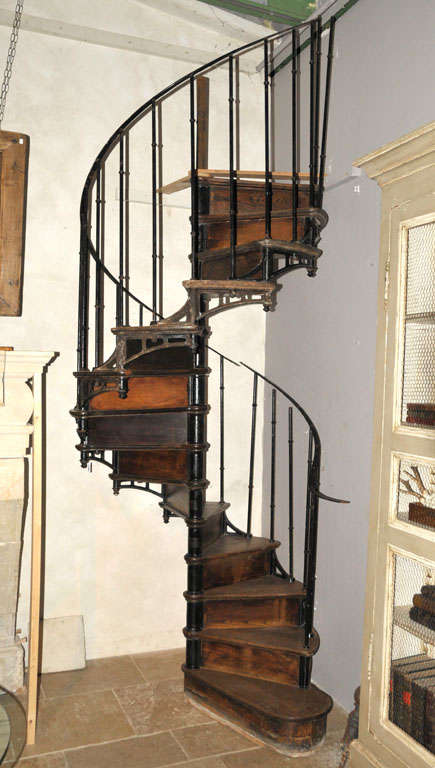 An oak spiral staircase with cast-iron and wrought-iron elements, 15 steps
