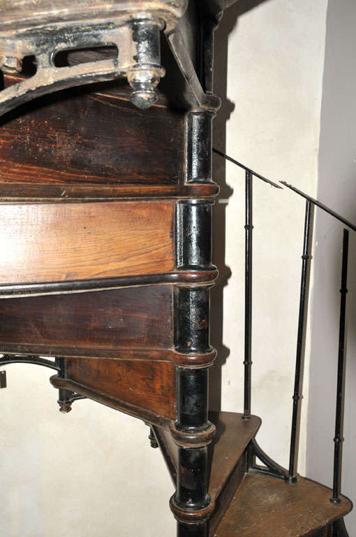 An oak spiral staircase In Good Condition In Baambrugge, NL