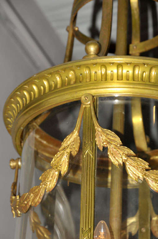 A large 19th century French Neoclassical gilt bronze cylindrical hall lantern In Good Condition In Baambrugge, NL