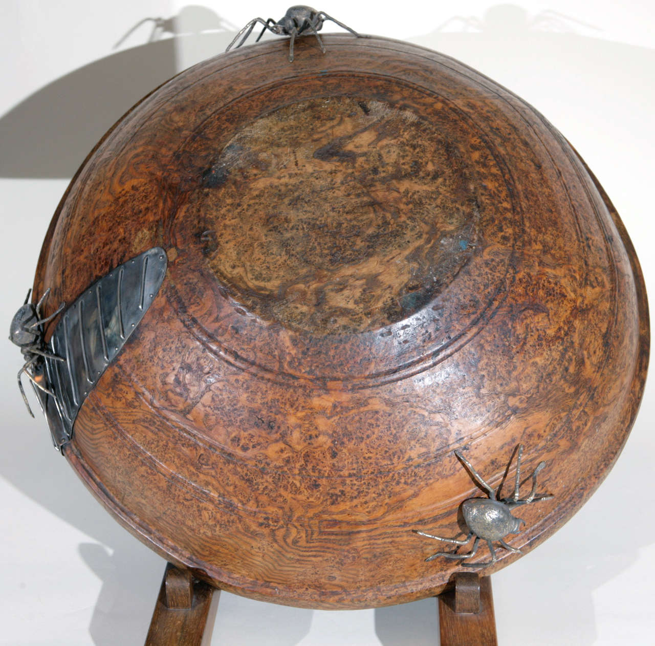 THIS HUGE ONE-OF-A-KIND BURL WOOD BOWL WAS CREATED IN the late 19th CENTURY.  AN ARTISAN CREATED AND APPLIED THE LARGE silvered BRONZE SPIDERS AT A LATER DATE. ITS JUST AMAZING!!! ITS  REMARKABLE SIZE MAKES A BIG STATEMENT.

THE STYLIZED