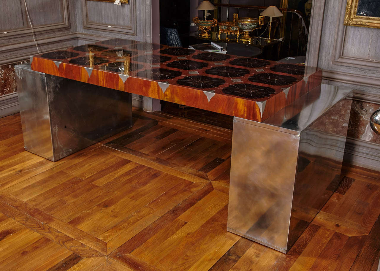 Exceptional desk, top in  Macassar ebony, crosscut wood and metal inlaid resting on  two metal boxes with 3 inside drawers, double face.
Unique piece, signed by Vittorio Serio, contemporary artist, President of the association 