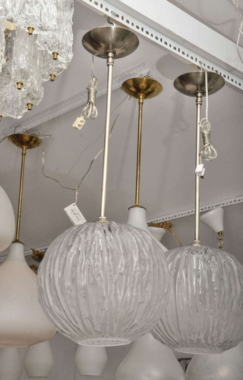 Lampadina standard a sospensione in vetro smerigliato, potenza massima. Finitura in nichel satinato.