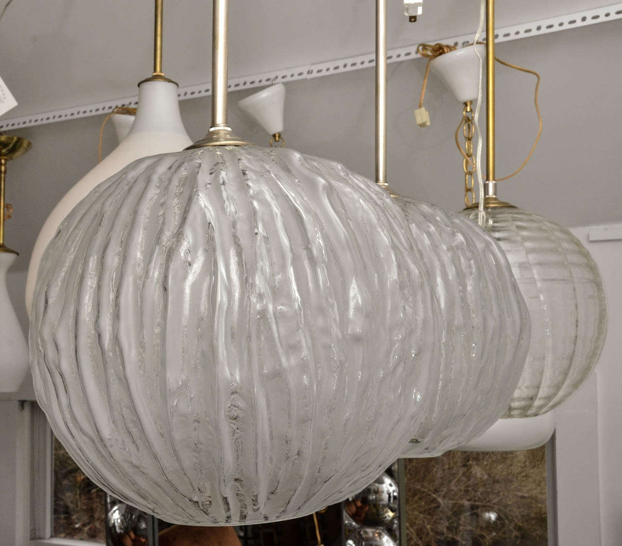 Mid-Century Modern Lampe à suspension en verre de Murano dépoli et transparent avec motif « Vein » en vente