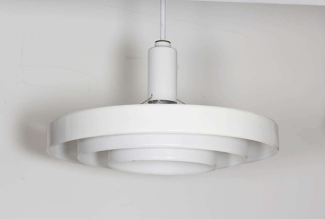 Mid-Century Modern Lampe à suspension soucoupe blanche minimaliste à trois niveaux Prescolite en vente