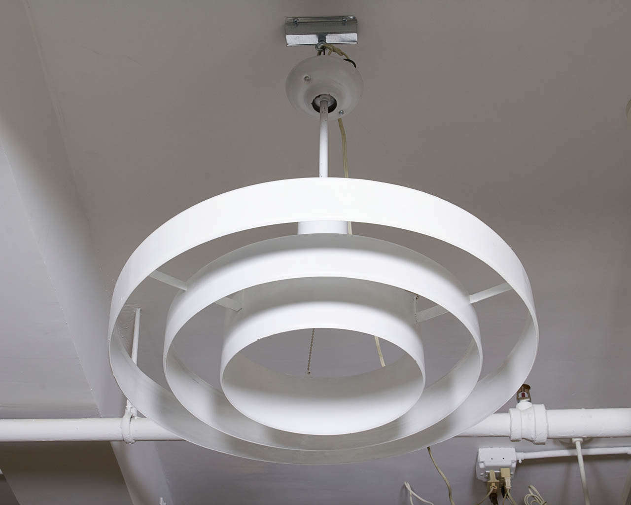 Milieu du XXe siècle Lampe à suspension soucoupe blanche minimaliste à trois niveaux Prescolite en vente